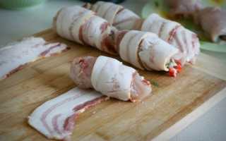 Курица в беконе с сыром на сковороде. Куриные рулетики в беконе